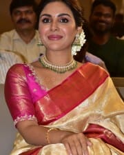 Actress Samyuktha Menon at Vaathi Sir Movie Blockbuster Success Meet Photos 08