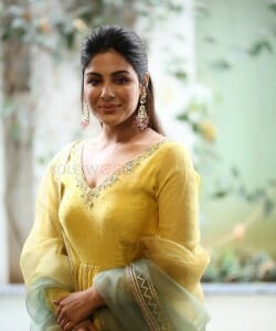 Actress Samyuktha Menon at Vaathi Sir Movie Interview Pictures 31