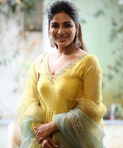 Actress Samyuktha Menon at Vaathi Sir Movie Interview Pictures 32