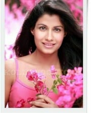 Actress Shreya Dhanwanthary Sexy Pictures 12