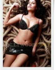 Actress Shreya Dhanwanthary Sexy Pictures 21