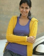 Actress Shreya Dhanwanthary Sexy Pictures 32