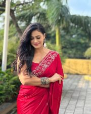 Beautiful Shweta Tiwari in a Red Saree Photos 02