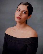 Classy Shreya Dhanwanthary Potrait Photos 02