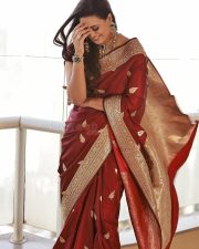 Elegant Actress Shweta Tiwari in a red saree with gold embroidery Photos 01