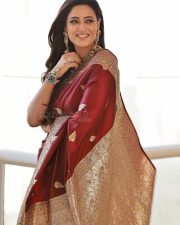 Elegant Actress Shweta Tiwari in a red saree with gold embroidery Photos 02