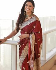 Elegant Actress Shweta Tiwari in a red saree with gold embroidery Photos 04