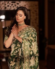 Elegant Shweta Tiwari in a Green Saree Pictures 02