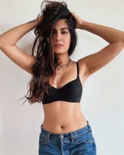 Fierce Shreya Dhanwanthary Navel in a Black Bralette and Denim Jeans Photos 01