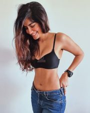 Fierce Shreya Dhanwanthary Navel in a Black Bralette and Denim Jeans Photos 03
