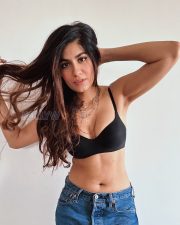 Fierce Shreya Dhanwanthary Navel in a Black Bralette and Denim Jeans Photos 04