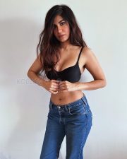 Fierce Shreya Dhanwanthary Navel in a Black Bralette and Denim Jeans Photos 05