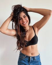 Fierce Shreya Dhanwanthary Navel in a Black Bralette and Denim Jeans Photos 07