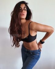 Fierce Shreya Dhanwanthary Navel in a Black Bralette and Denim Jeans Photos 10