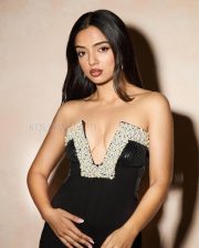Glam Ahasaas Channa Cleavage in a Strapless Black V Neckline Bodycon Dress Photos 03
