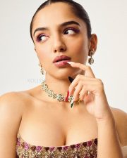 Gorgeous Ahsaas Channa in a Golden and White Corset Saree at the Lakme Fashion Week Gala Pictures 01