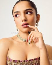 Gorgeous Ahsaas Channa in a Golden and White Corset Saree at the Lakme Fashion Week Gala Pictures 01