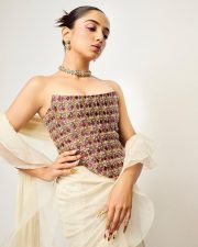 Gorgeous Ahsaas Channa in a Golden and White Corset Saree at the Lakme Fashion Week Gala Pictures 02