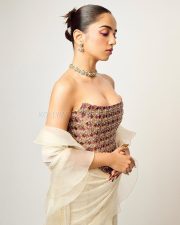 Gorgeous Ahsaas Channa in a Golden and White Corset Saree at the Lakme Fashion Week Gala Pictures 03