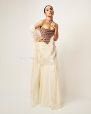 Gorgeous Ahsaas Channa in a Golden and White Corset Saree at the Lakme Fashion Week Gala Pictures 04