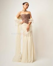 Gorgeous Ahsaas Channa in a Golden and White Corset Saree at the Lakme Fashion Week Gala Pictures 05