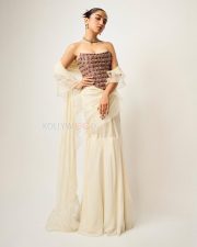 Gorgeous Ahsaas Channa in a Golden and White Corset Saree at the Lakme Fashion Week Gala Pictures 05