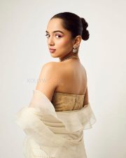 Gorgeous Ahsaas Channa in a Golden and White Corset Saree at the Lakme Fashion Week Gala Pictures 06