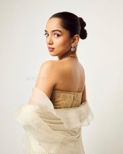 Gorgeous Ahsaas Channa in a Golden and White Corset Saree at the Lakme Fashion Week Gala Pictures 06