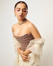 Gorgeous Ahsaas Channa in a Golden and White Corset Saree at the Lakme Fashion Week Gala Pictures 07