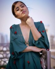 Kanjoos Makkhichoos Actress Shweta Tripathi Sexy Pic 01