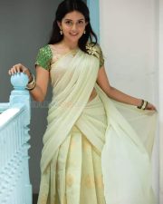 Mahima Nambiar in Gundumalli Music Video 01