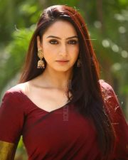 One 2 One Movie Heroine Ragini Dwivedi Photos 12