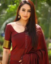 One 2 One Movie Heroine Ragini Dwivedi Photos 15