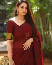 One 2 One Movie Heroine Ragini Dwivedi Photos 28