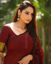 One 2 One Movie Heroine Ragini Dwivedi Photos 29