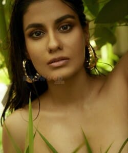 Raunchy Shreya Dhanwanthary Topless Photos 02