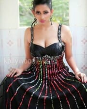 Sanjana Singh Hot Cleavage Pictures 10