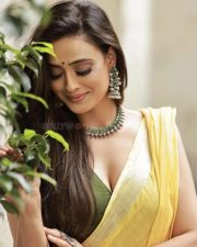 Seductress Shweta Tiwari in a Yellow Saree Photos 04