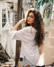 Sexy Actress Aakanksha Singh in an Oversized White Off Shoulder Shirt Pictures 02