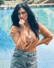 Sexy Shweta Tiwari in a Gold Brown Cleavage Photos 01