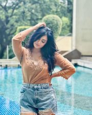 Sexy Shweta Tiwari in a Gold Brown Cleavage Photos 02