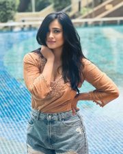 Sexy Shweta Tiwari in a Gold Brown Cleavage Photos 03