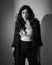Sexy TV Actress Shweta Tiwari in Black Formal Dress Photos 03