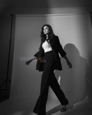 Sexy TV Actress Shweta Tiwari in Black Formal Dress Photos 04