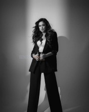 Sexy TV Actress Shweta Tiwari in Black Formal Dress Photos 05