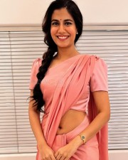 Shreya Dhanwanthary Showing Navel in a Cute Saree Pictures 02