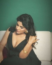 Stunning Samyuktha Menon Cleavage in a Black Deep Neck Dress Pictures 02
