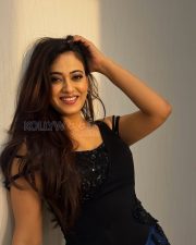 Sultry Shweta Tiwari Legs in a Black Multi Strap Asymmetric Gown with Thigh High Slit Photos 04 Sultry Shweta Tiwari Legs in a Black Multi Strap Asymmetric Gown with Thigh High Slit Photos 04