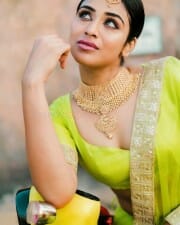 actress indhuja green saree photos 04