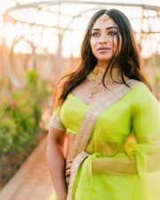 actress indhuja green saree photos 10